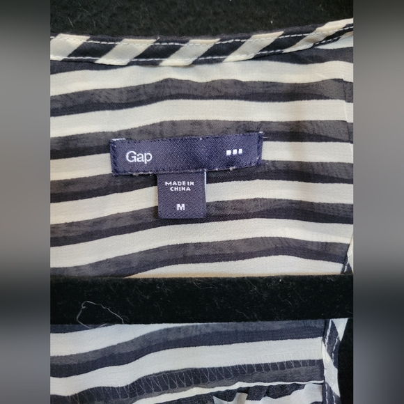 Medium sleeveless black and white striped sheer gap blouse. - Picture 2 of 5